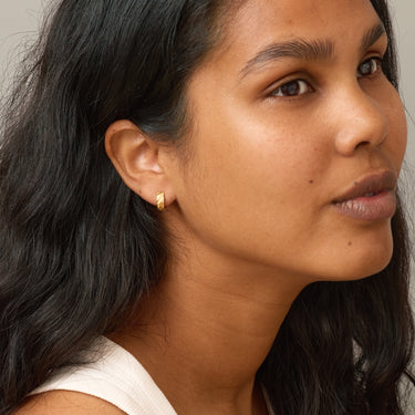ENAMEL Copenhagen Øredobber, Wave Mini Earrings Gold Plated