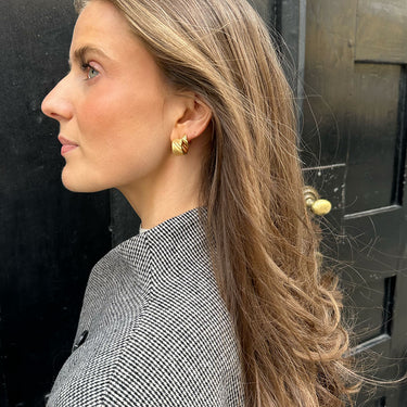 ENAMEL Copenhagen Øredobber, Wave Wide, Medium Earrings Gold Plated