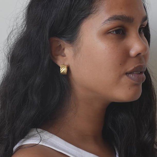 ENAMEL Copenhagen Øredobber, Wave Wide, Medium Earrings Gold Plated